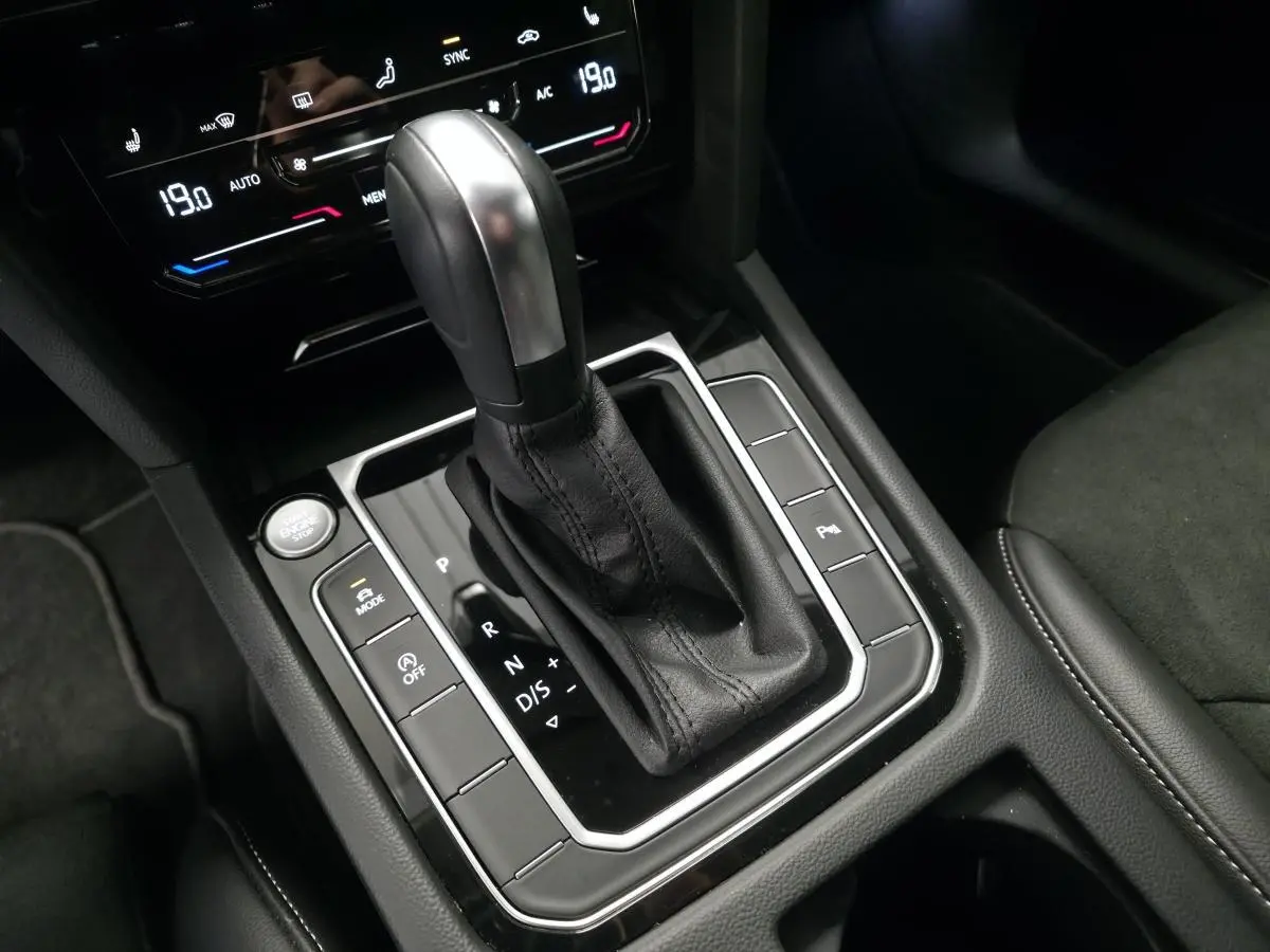 Le levier de vitesses automatique noir et argenté de la Volkswagen Arteon Shooting Brake 2024 vu en gros plan intérieur.