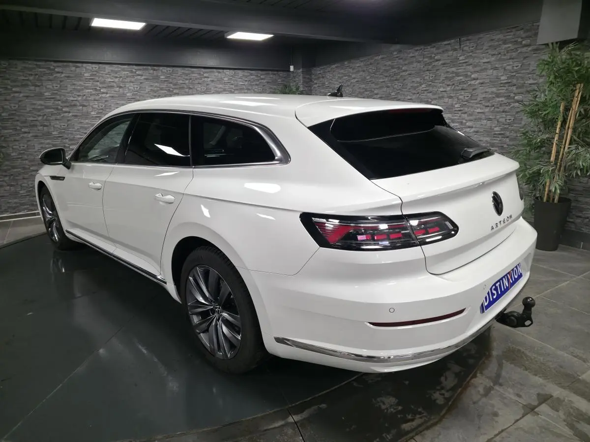 Volkswagen Artéon Shooting Brake blanc 3/4 arrière droit avec attelage rabattable et jantes alliage 18 pouces