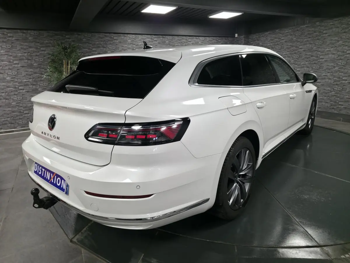 Volkswagen Arteon Shooting Brake blanc vue 3/4 arrière droit avec attelage rabattable et jantes 18 pouces.
