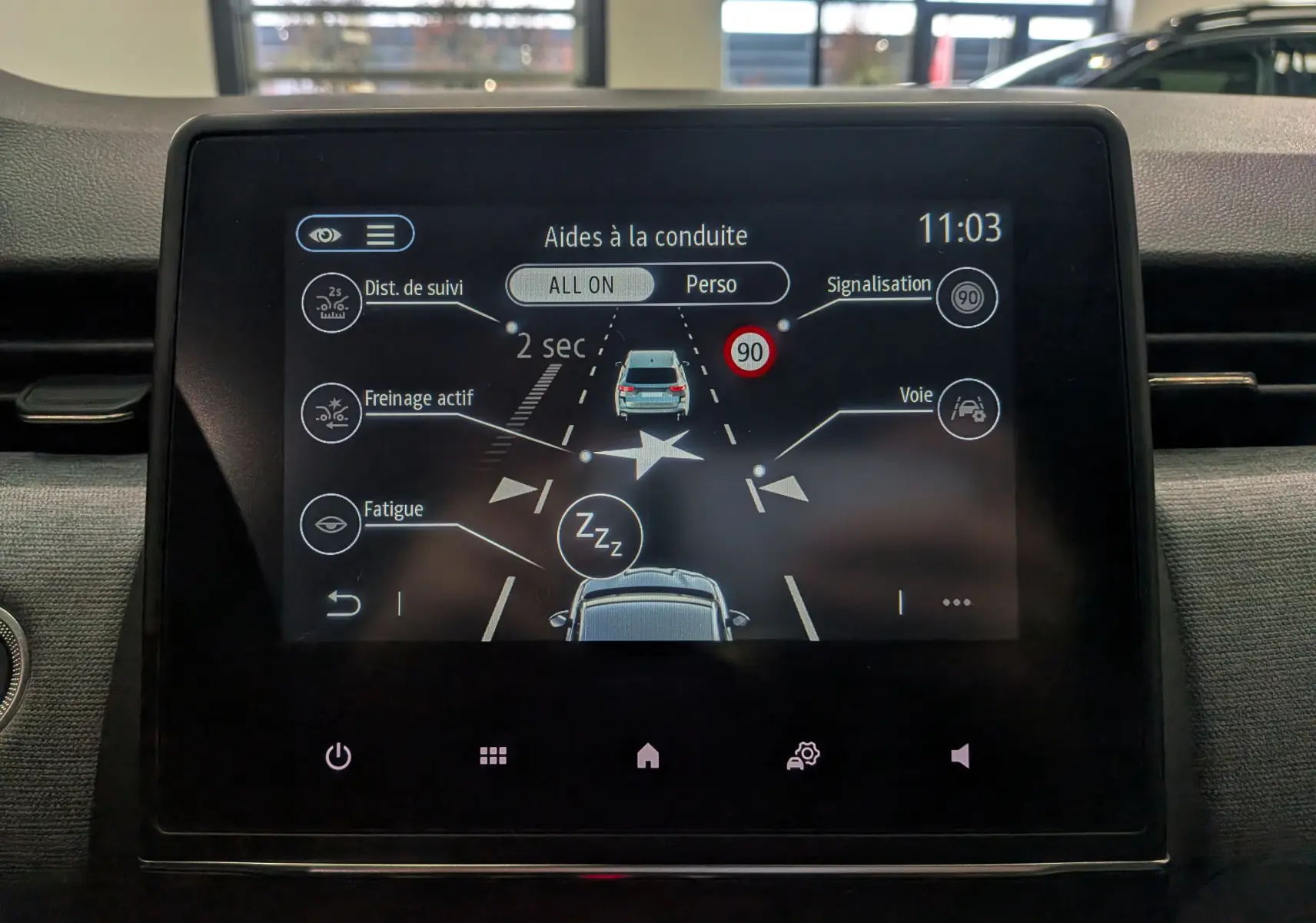Écran tactile intérieur montrant les aides à la conduite de la Renault Clio V avec interface moderne et lisible.