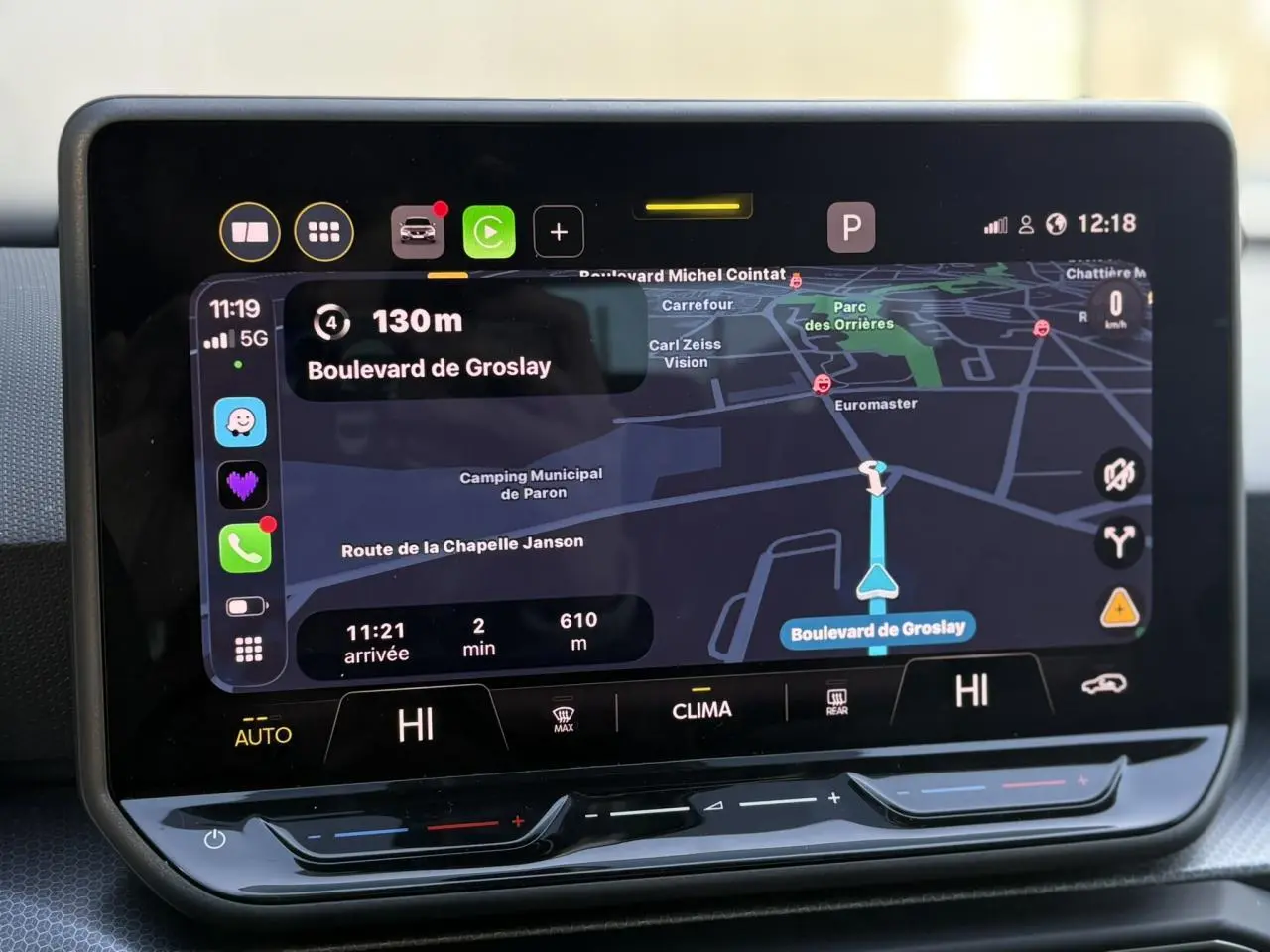 Écran tactile central du SEAT Leon 2025 affichant la navigation et les commandes de climatisation.