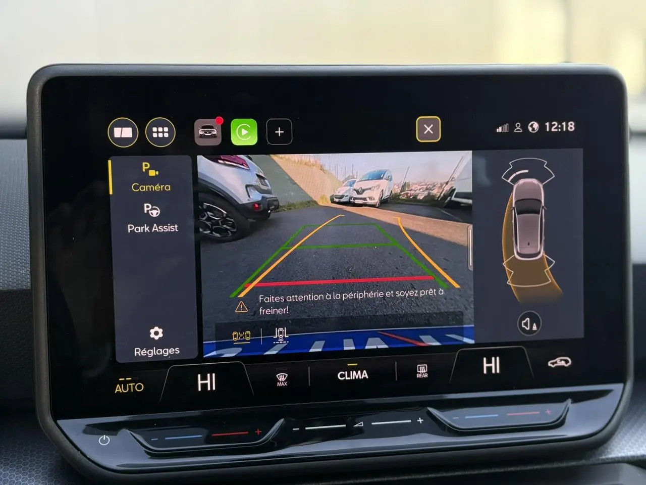 Écran tactile du système Park Assist montrant la caméra de recul avec vue arrière et guidage dynamique.