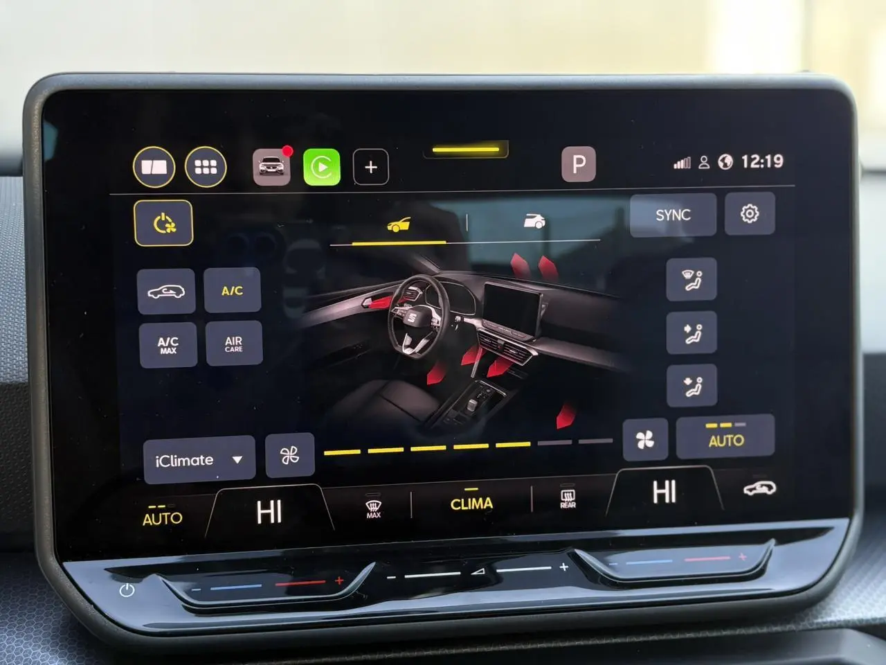 Écran tactile du système de climatisation affichant l'intérieur et les réglages du SEAT Leon 2025 en vue centrale.