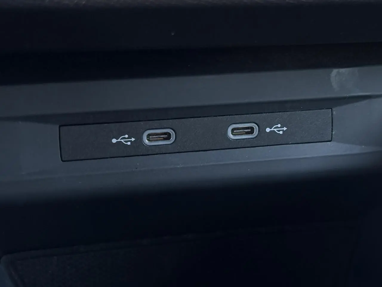 Gros plan sur deux ports USB-C noirs intégrés dans la console centrale d'une SEAT LEON 1.5 eTSI 115 DSG Style 2025.