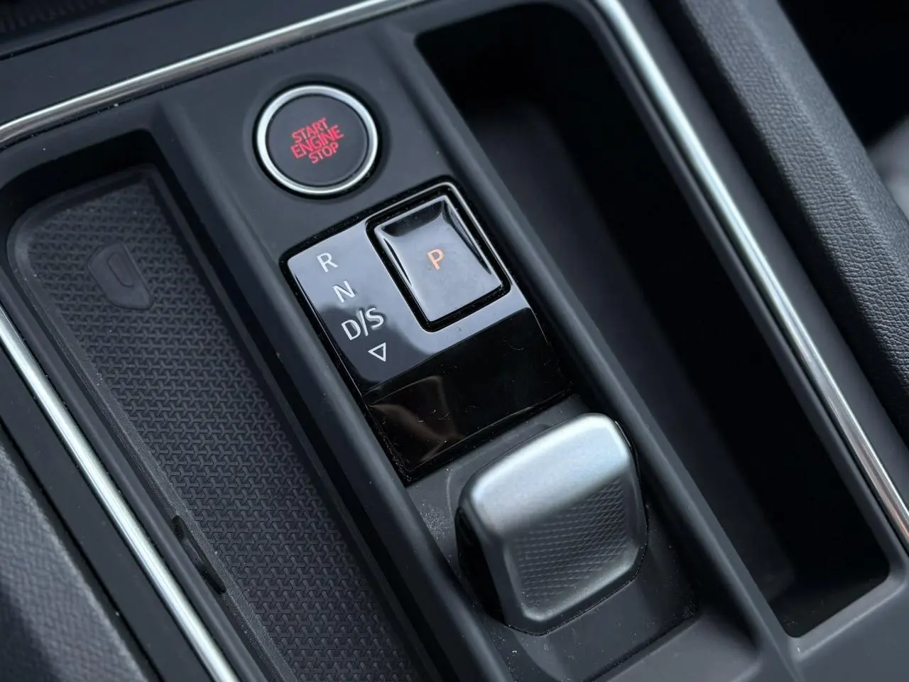 Gros plan sur la console centrale de la SEAT LEON 1.5 eTSI 115 DSG Style 2025, montrant la commande de boîte auto et le bouton start/stop.