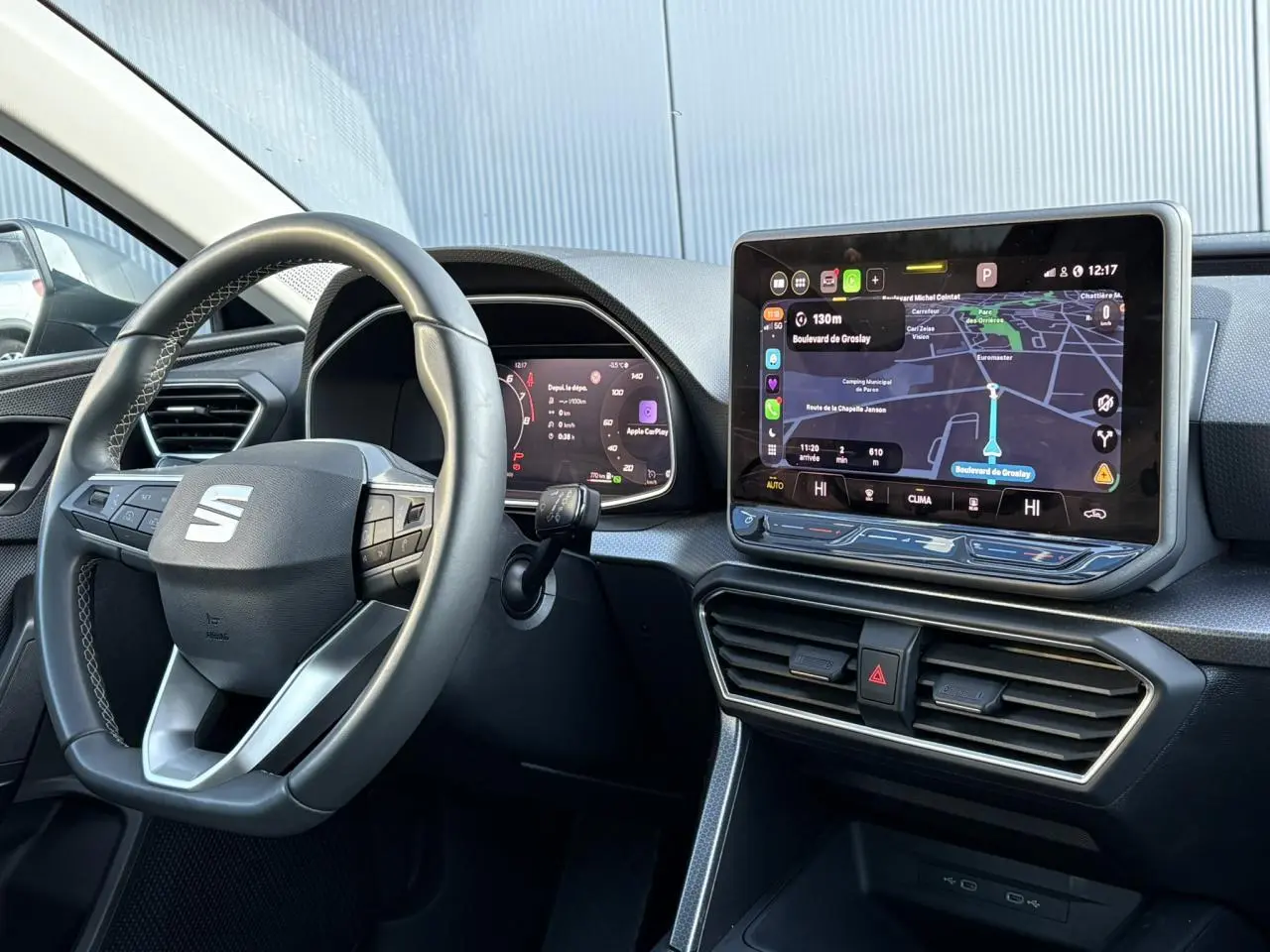 Vue intérieure du tableau de bord et volant de la SEAT LEON 2025 avec écran tactile et affichage numérique.