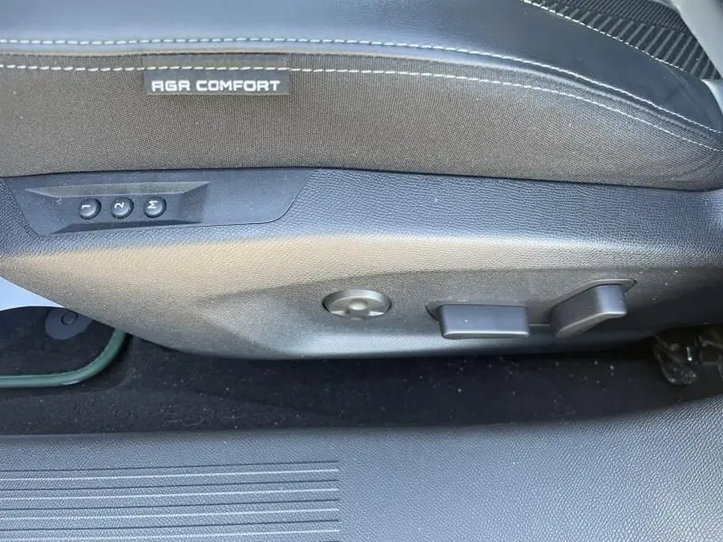 Détail du réglage électrique du siège conducteur avec mémoire sur la Peugeot 308 GT PACK 2022, tissu noir.