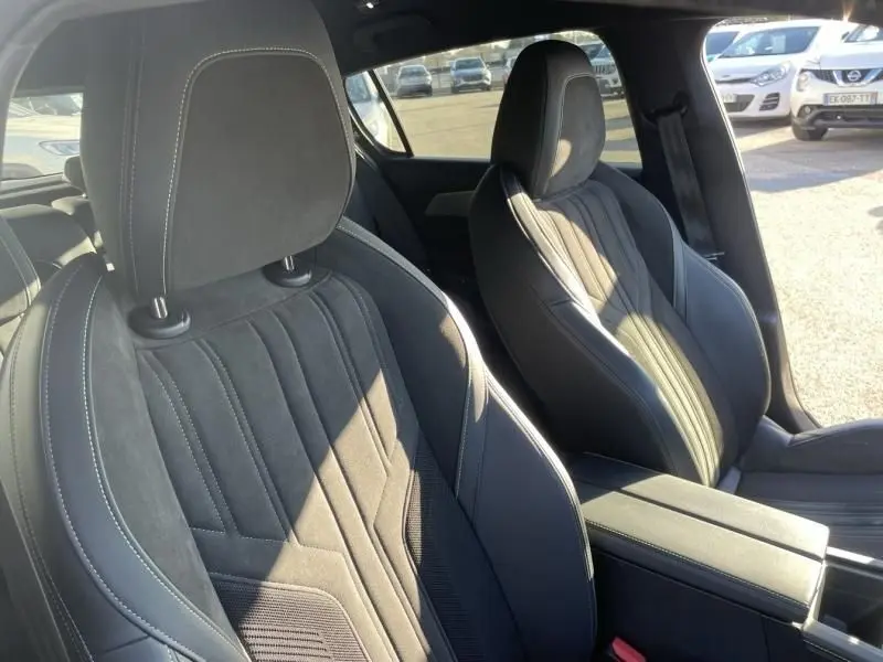 Vue intérieure rapprochée des sièges avant en tissu et cuir noir du Peugeot 308 1.5 HDI 130 GT PACK 2022, côté droit.