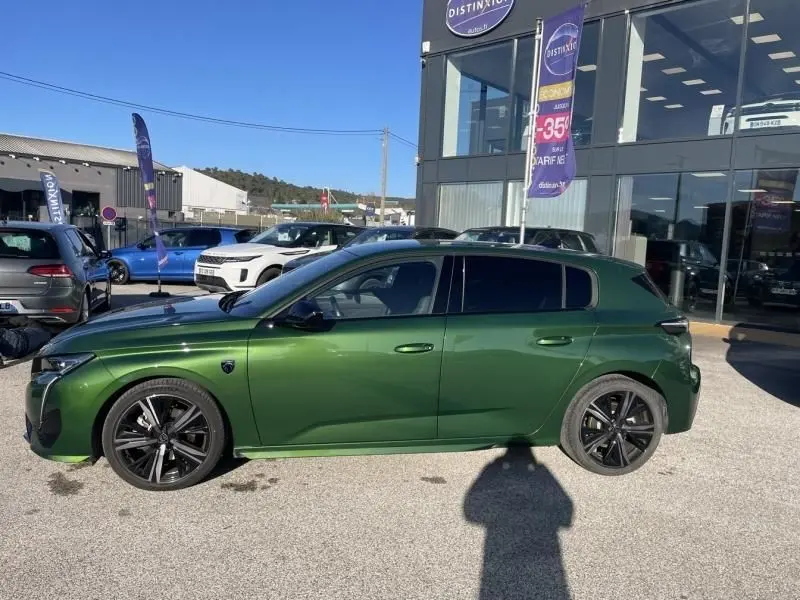 Peugeot 308 1.5 HDI 130 GT PACK 2022 en vert olivine vue de profil côté gauche, avec jantes noires distinctives.