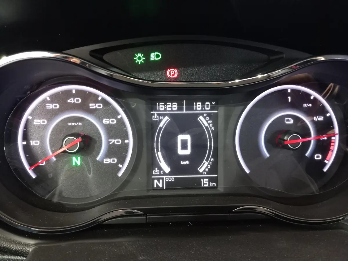 Tableau de bord numérique de l'AIXAM MEGA E-SCOUTY EVO 2026, affichage vitesse, température et indicateurs lumineux.