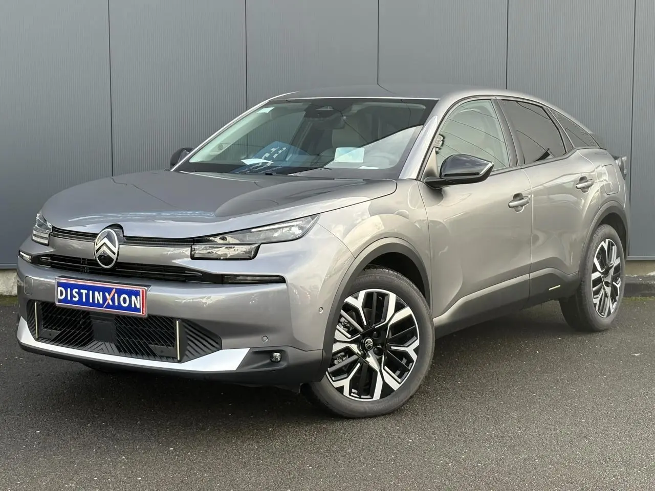 Citroën C4 Hybrid 145 gris Mercury vue 3/4 avant droit avec jantes alliage et phares LED distinctifs.