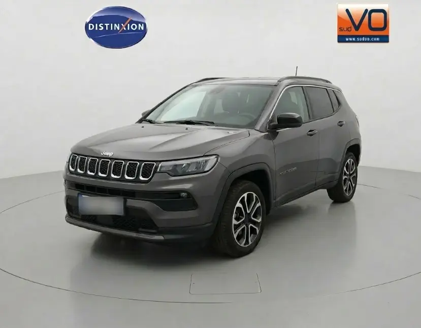 Vue 3/4 avant d'un Jeep Compass gris 2024 avec jantes alliage 18 pouces et calandre distinctive à sept fentes.