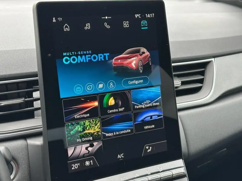 Écran tactile central affichant le mode Confort avec illustration d’un Renault Captur rouge vue de profil côté gauche.