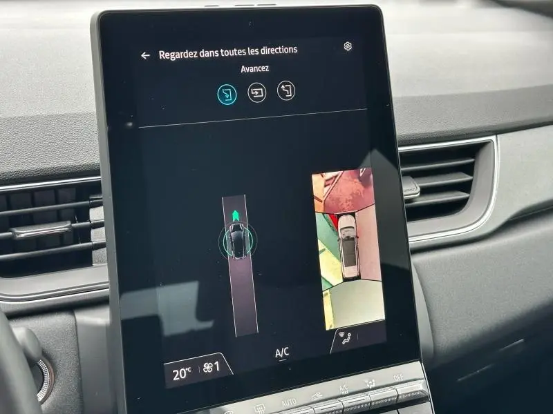 Écran tactile central du Renault Captur 2025 affichant la caméra de recul et l'aide au stationnement en vue intérieure.