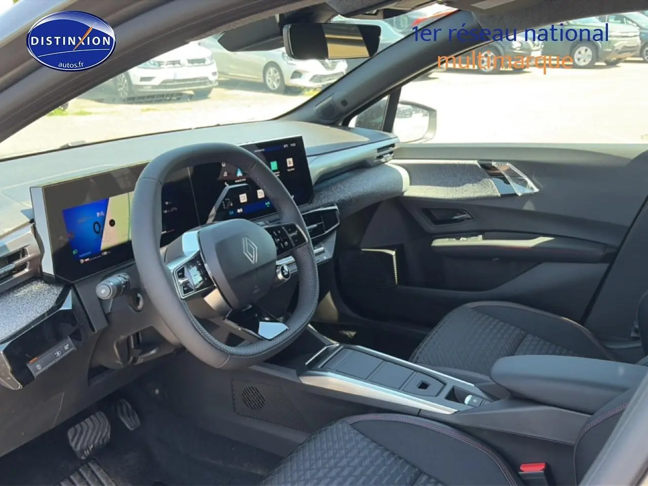 Vue intérieure côté conducteur de la Renault Clio VI gris schiste, avec tableau de bord numérique et volant multifonctions.