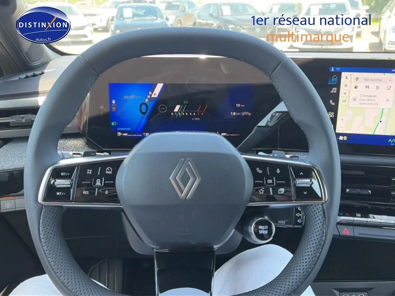 Vue intérieure centrée sur le volant gris et les écrans numériques du tableau de bord de la Renault Clio VI 2026.