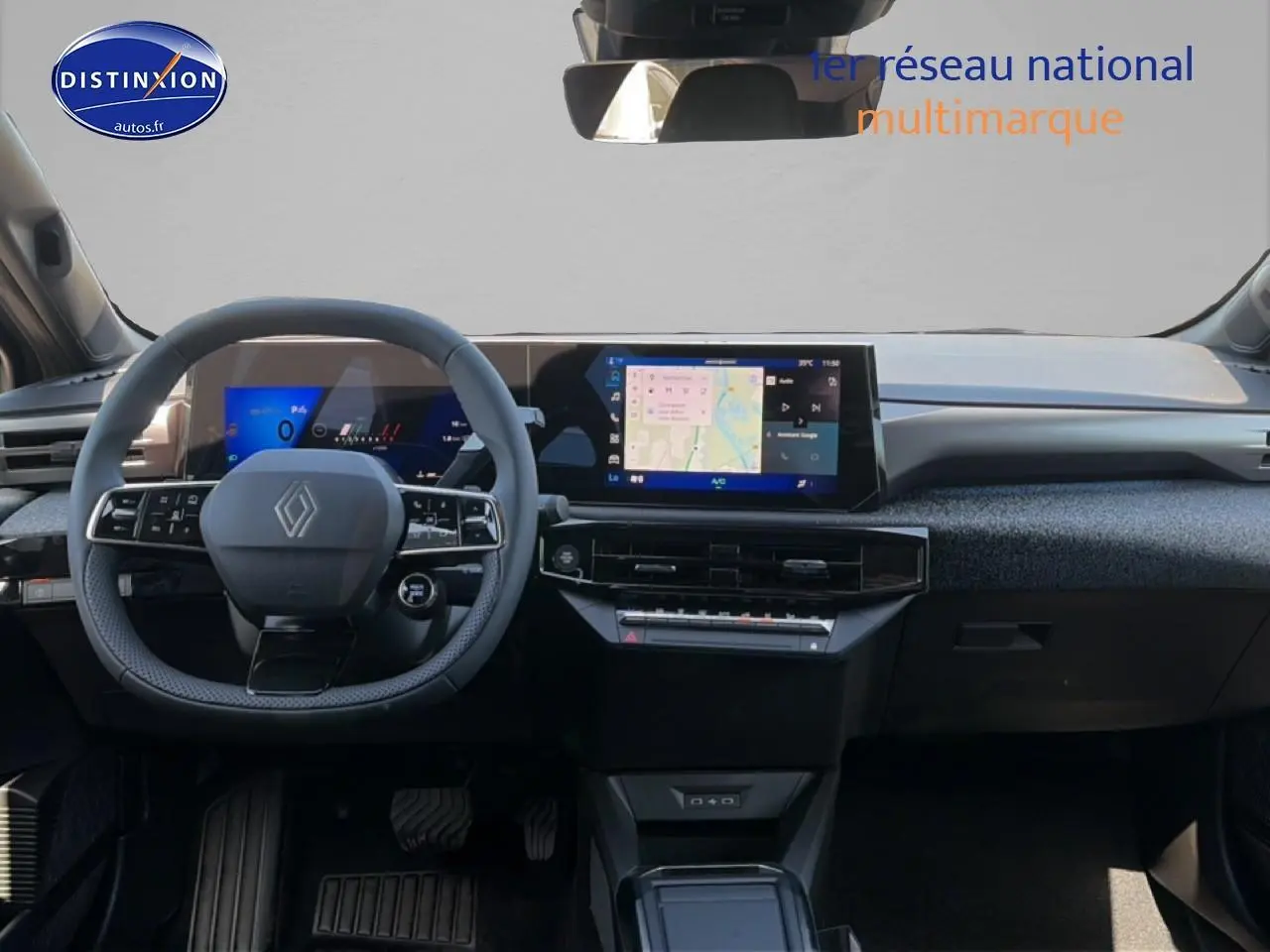Vue intérieure avant de la Renault Clio VI 1.2 TCe 115 Techno EDC 2026, tableau de bord moderne avec écran tactile large.