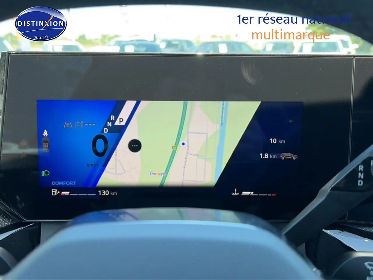 Vue rapprochée de l'écran multifonction 10,1 pouces de la Renault Clio VI gris schiste, affichant la navigation et le compteur digital.