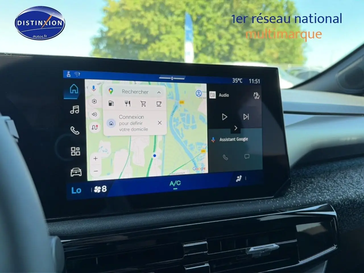 Écran multifonction 10 pouces de la Renault Clio VI gris schiste, vue intérieure côté conducteur avec navigation affichée.