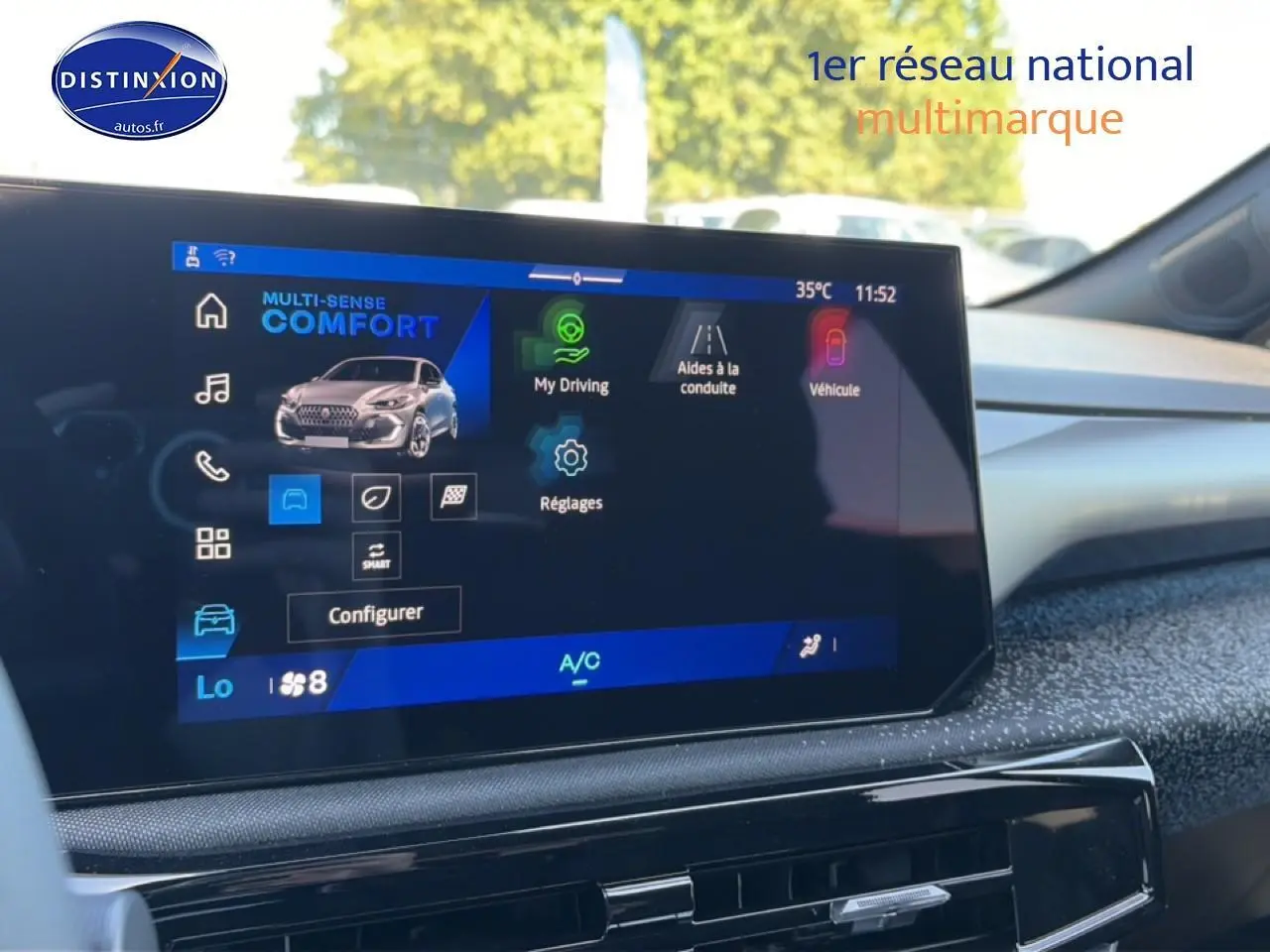 Écran multifonction 10 pouces de la Renault Clio VI gris schiste, vue intérieure centrée sur la console centrale.