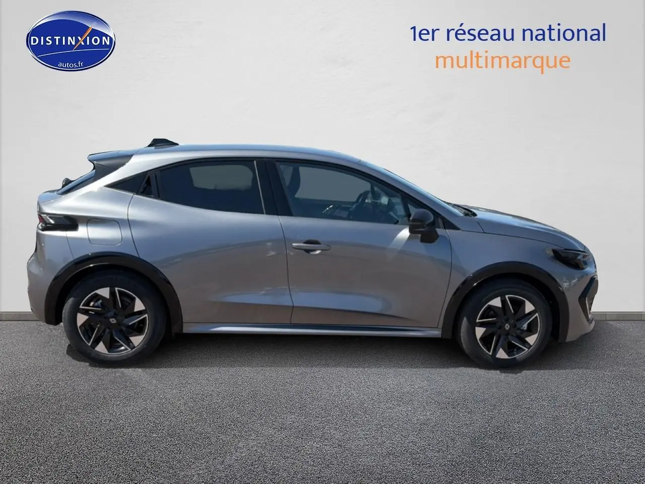 Profil droit d'une Renault Clio VI gris schiste 2026 avec jantes alliage et vitres teintées sur fond neutre.
