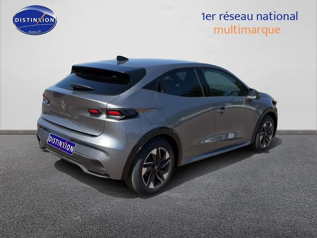 Renault Clio VI gris schiste vue 3/4 arrière droit, jantes alliage 16 pouces et vitres teintées.