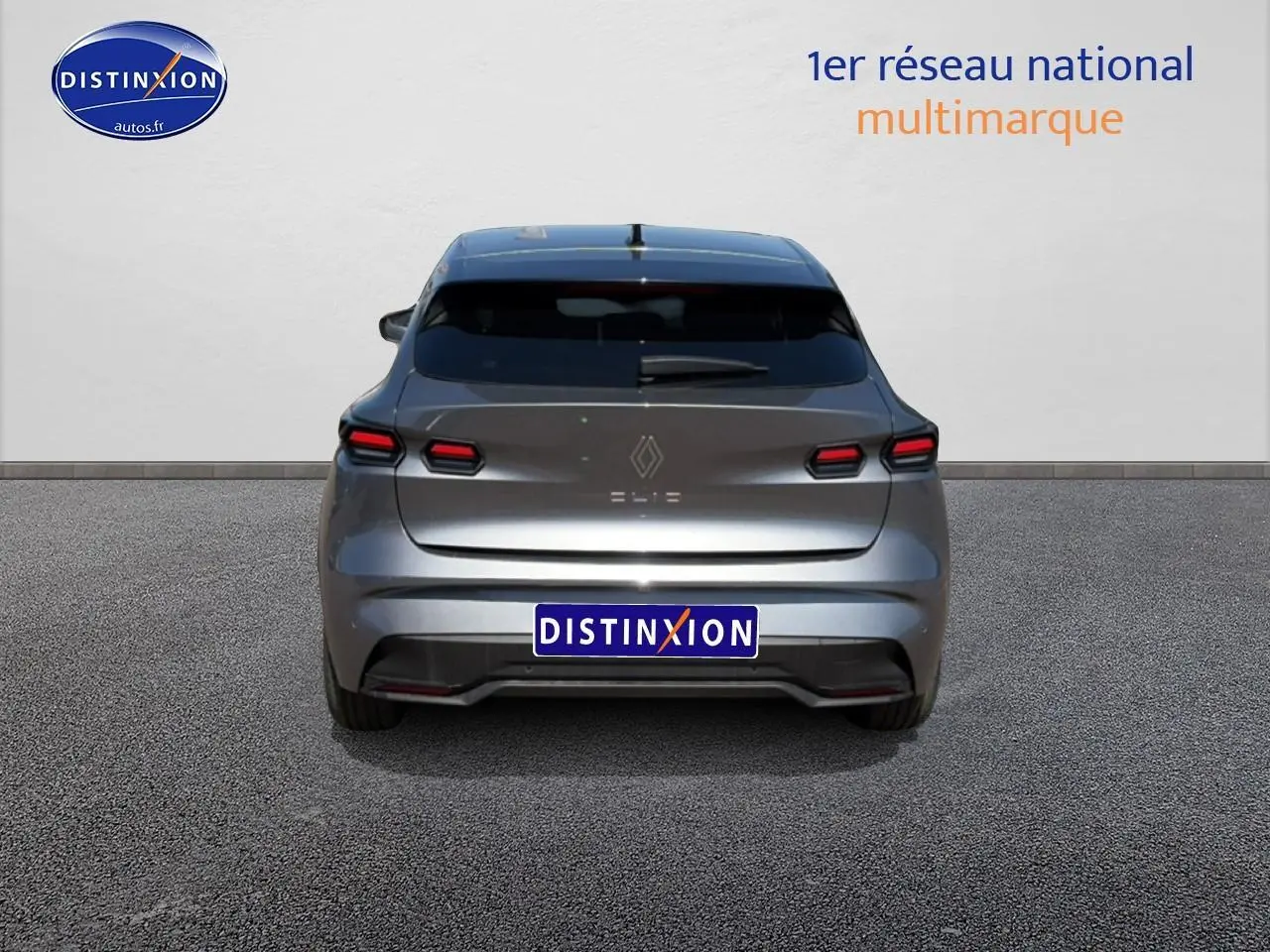 Vue arrière d'une Renault Clio VI gris schiste avec feux LED et lunette arrière teintée sur sol bitumé.