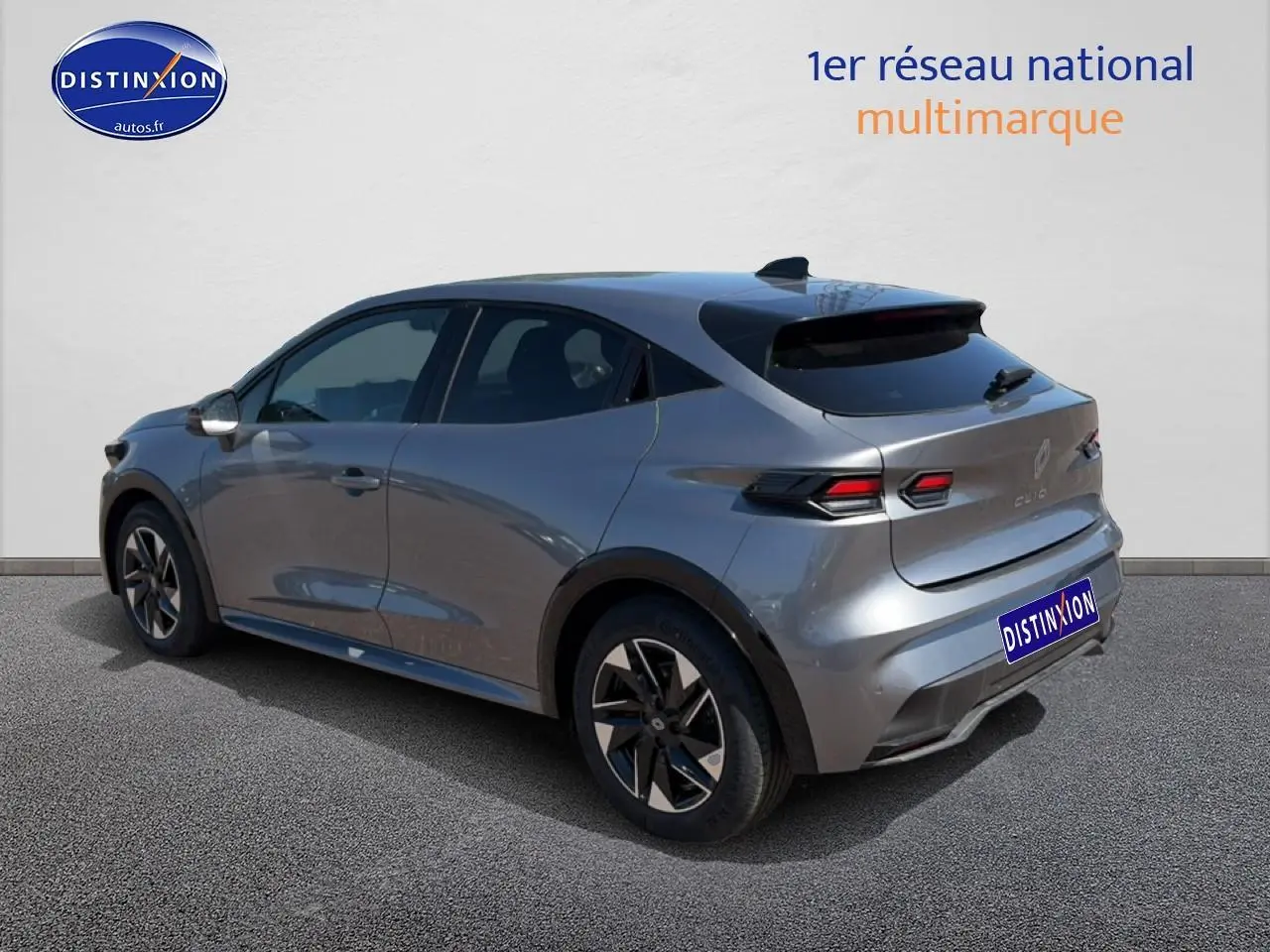 Renault Clio VI gris schiste vue 3/4 arrière droit, jantes alliage 16 pouces et feux LED distinctifs.