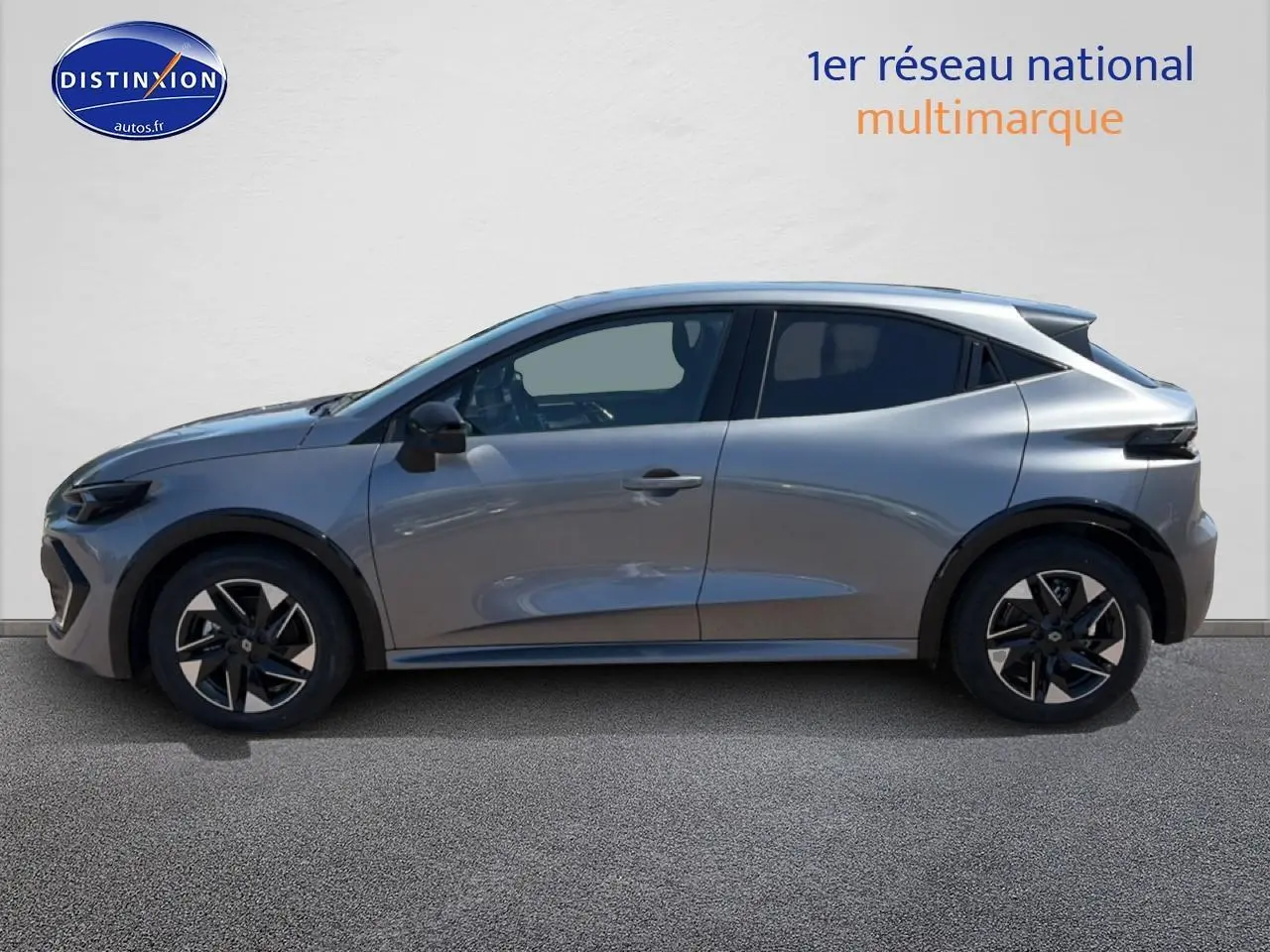 Profil côté gauche de la Renault Clio VI gris schiste 2026 avec jantes alliage et vitres teintées.
