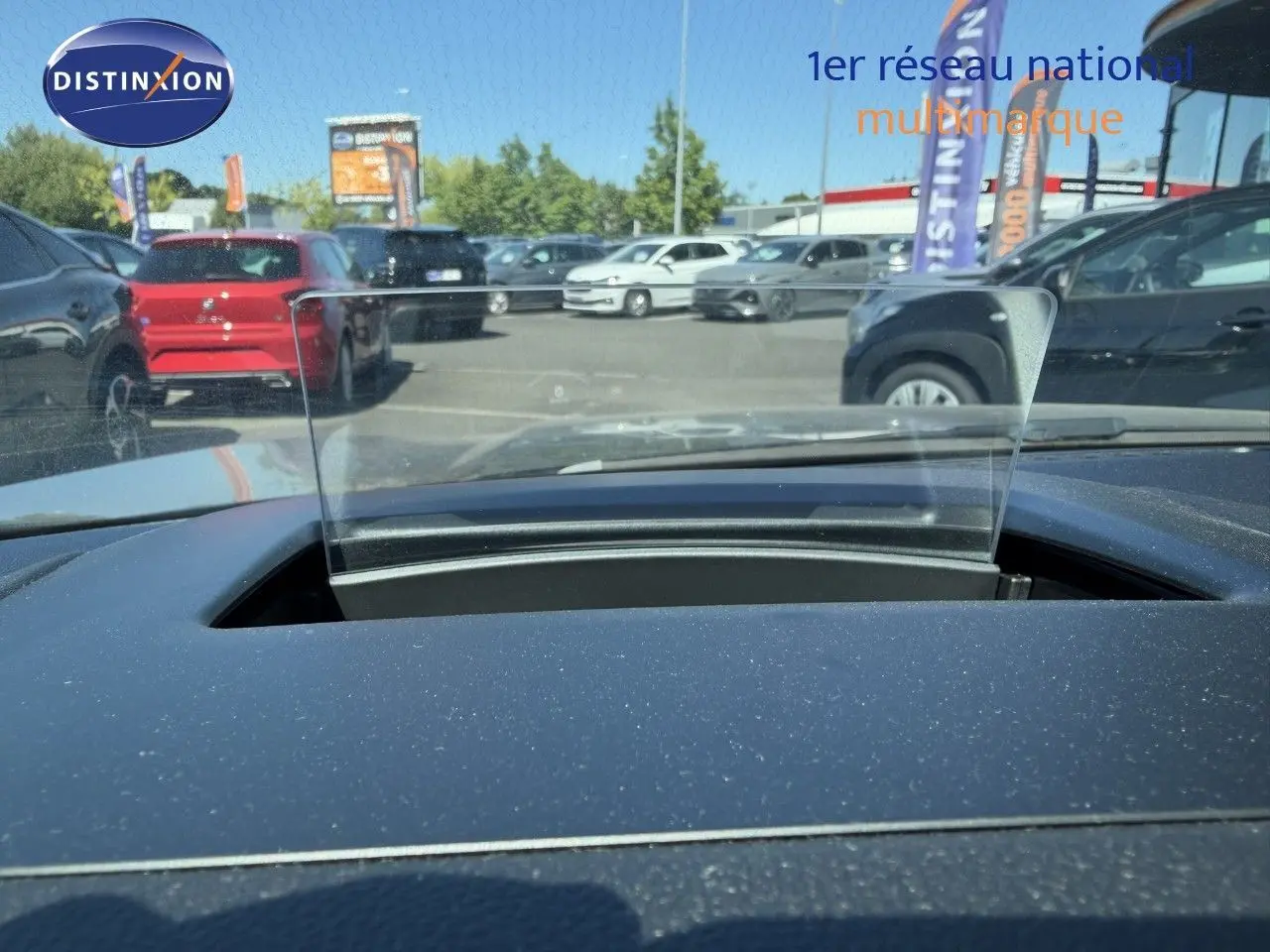 Vue depuis l'intérieur du Ford Kuga 2024 gris magnétique, mettant en valeur le head-up display transparent sur le tableau de bord.