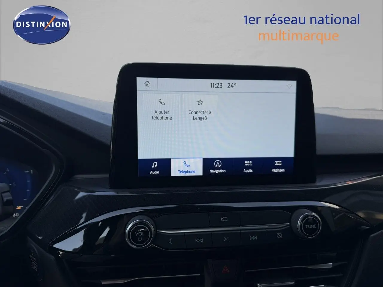 Vue rapprochée de l'écran tactile central et de la console multimédia du Ford Kuga 2024, finition ST-LINE.
