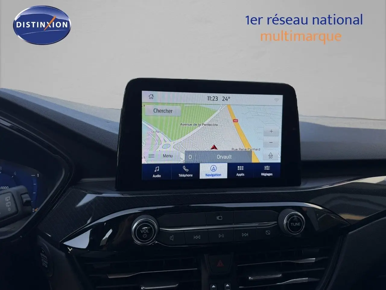 Vue intérieure du tableau de bord du Ford Kuga 2024 avec écran tactile de navigation affichant une carte.