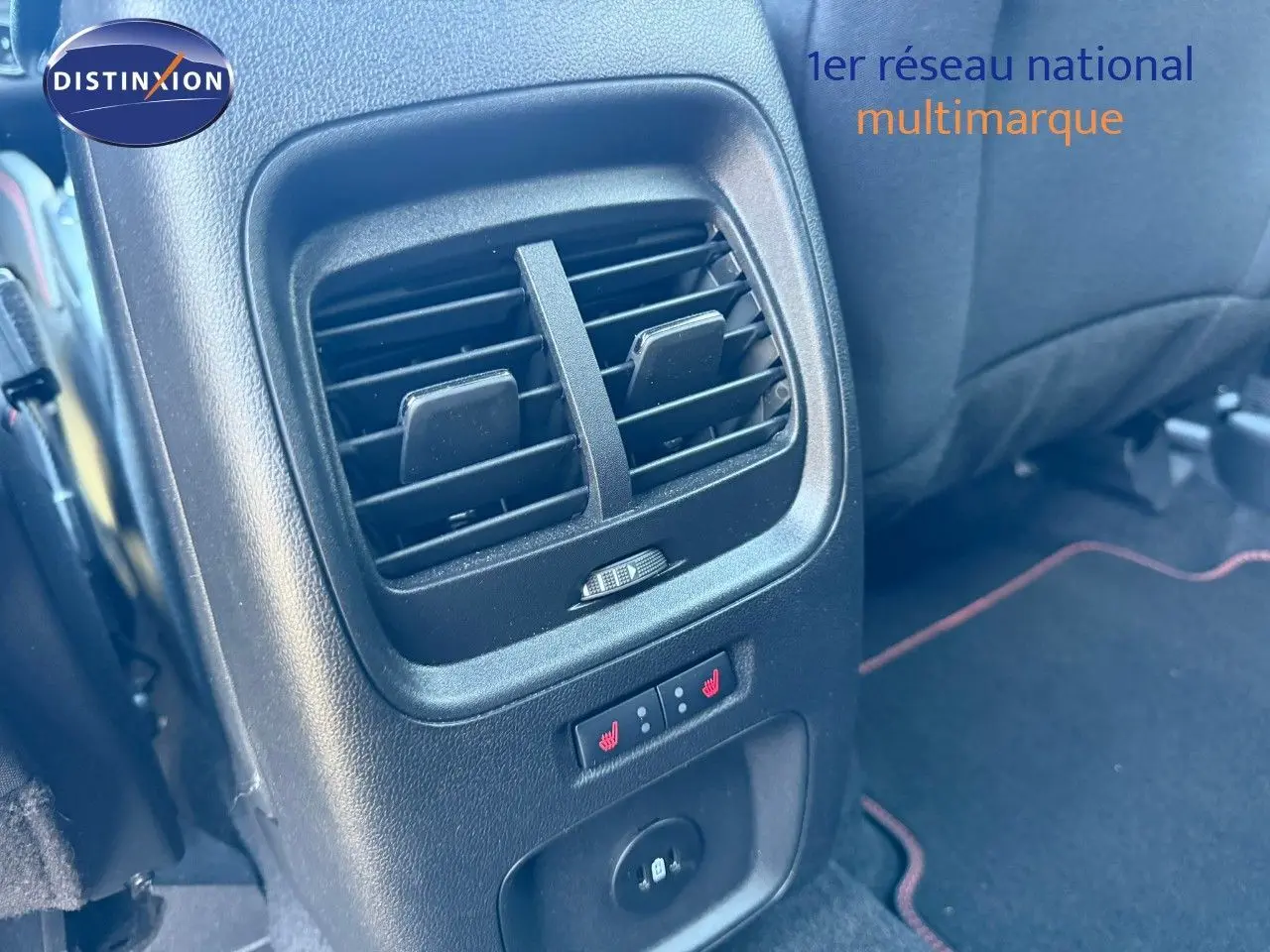 Détail de la console arrière avec aérateurs et commandes de sièges chauffants du Ford Kuga gris magnétique 2024.