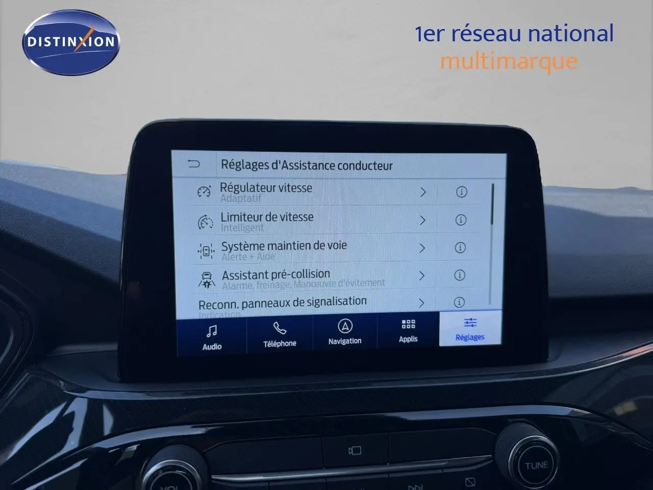 Écran tactile central du Ford Kuga 2024 gris magnétique, affichant les réglages d'assistance conducteur.