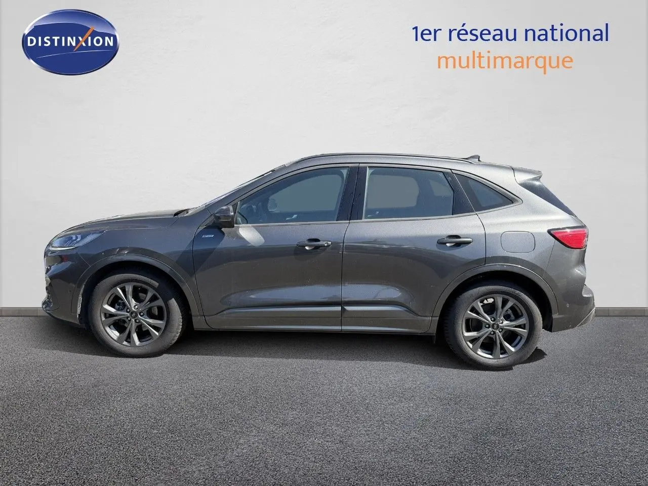 Vue de profil côté gauche d'un Ford Kuga 2024 gris magnétique métallisé avec jantes alliage et lignes dynamiques.