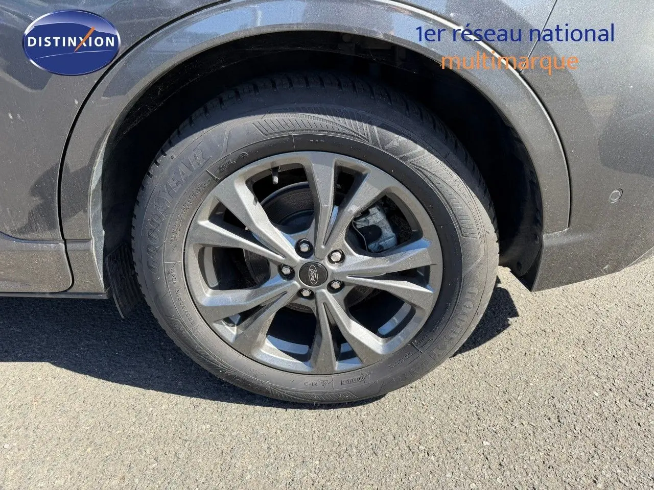 Gros plan sur la roue arrière droite du Ford Kuga gris magnétique métal avec jante alliage 18 pouces et pneu Goodyear.