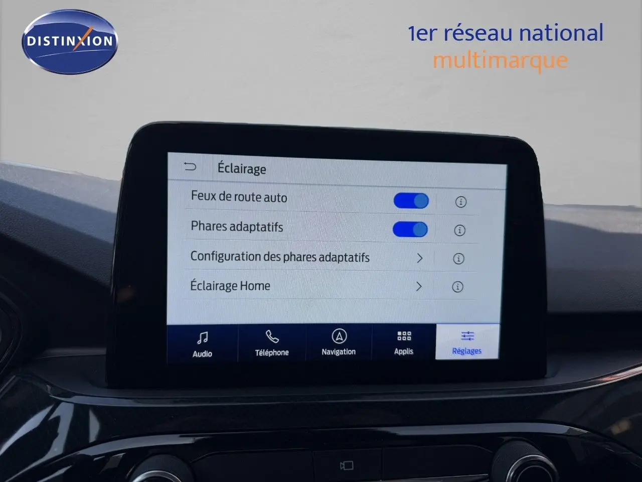 Écran tactile central affichant les réglages d’éclairage dans l’habitacle d’un Ford Kuga gris magnétique 2024.
