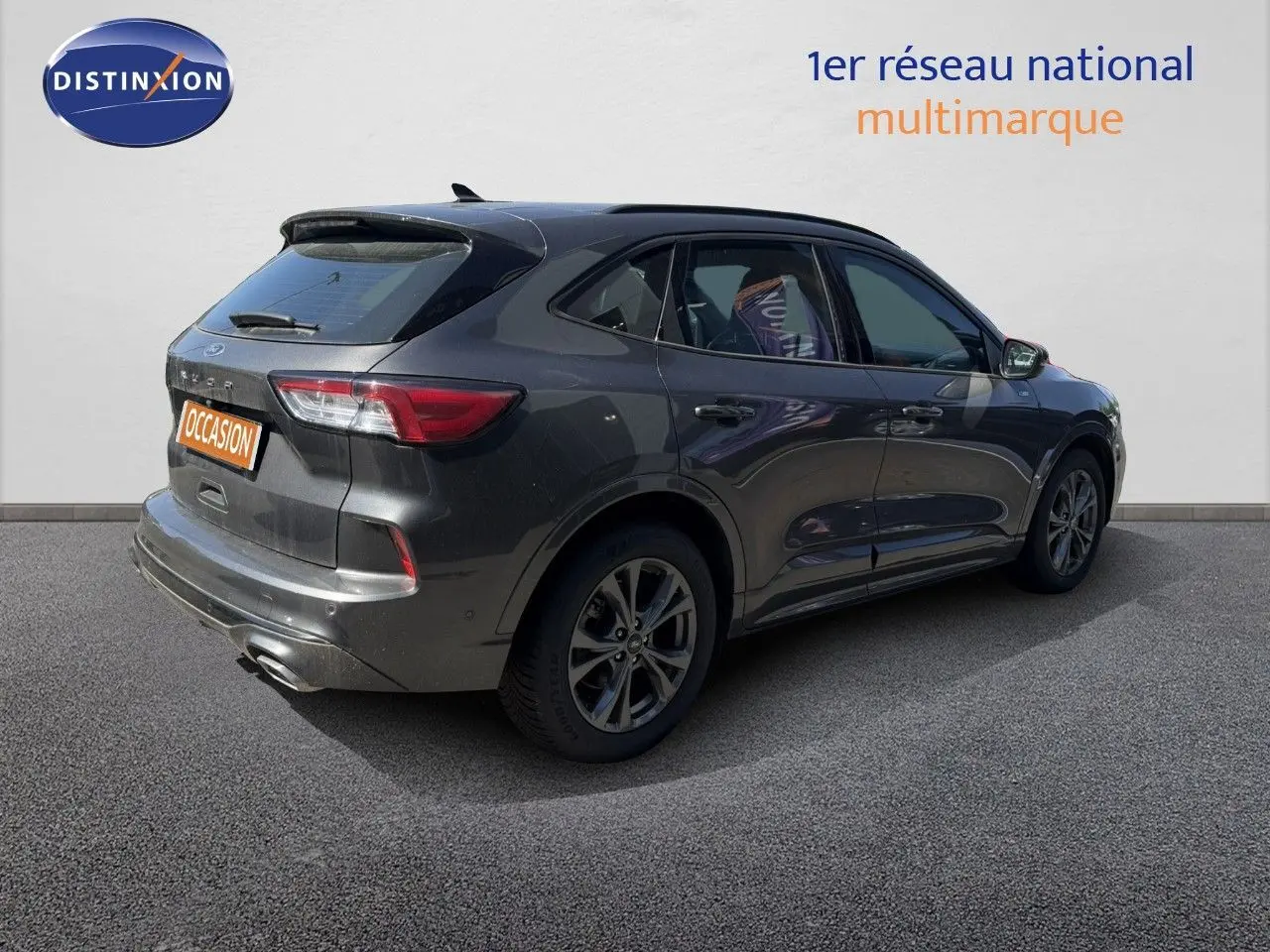Vue 3/4 arrière droite d’un Ford Kuga 2024 gris magnétique métallisé avec jantes alliage et feux LED distinctifs.