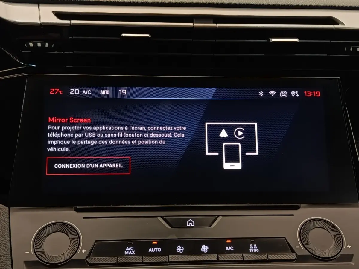 Écran tactile central de la Peugeot 308 blanche, affichant la connexion Mirror Screen, vue intérieure frontale.