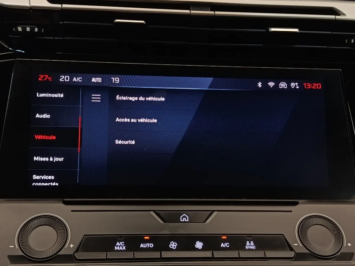 Écran tactile central de la Peugeot 308 blanc, affichant le menu réglages véhicule en intérieur.