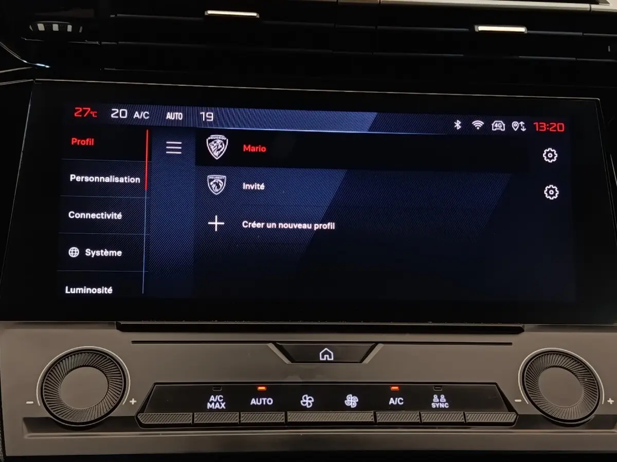 Écran tactile central affichant les réglages de profil et climatisation dans une Peugeot 308 blanche, vue intérieure frontale.
