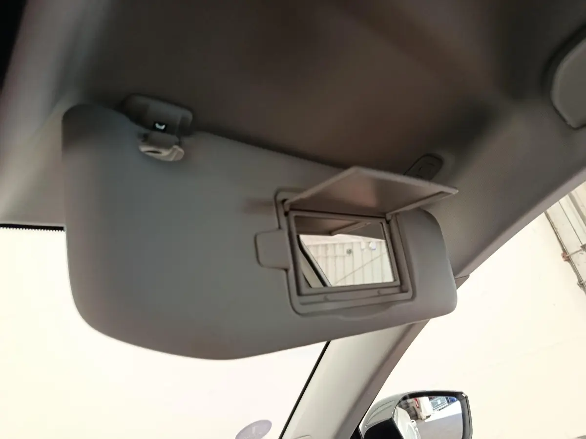 Miroir de courtoisie ouvert sur pare-soleil côté conducteur dans l’habitacle d’une Peugeot 308 blanche 2023.