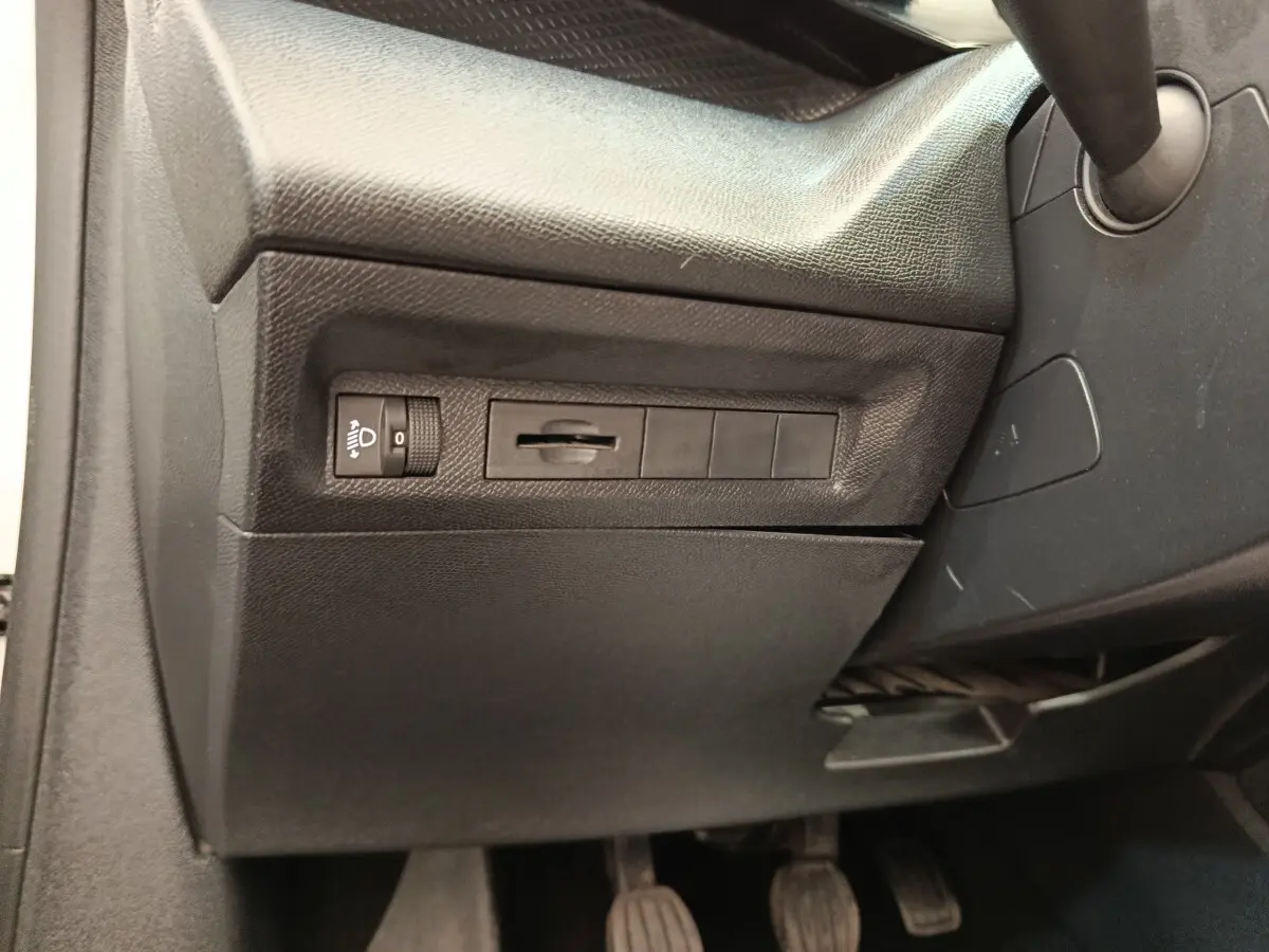 Vue intérieure côté gauche du tableau de bord noir de la Peugeot 308 PureTech 130 S&S ACTIVE PACK 2023.