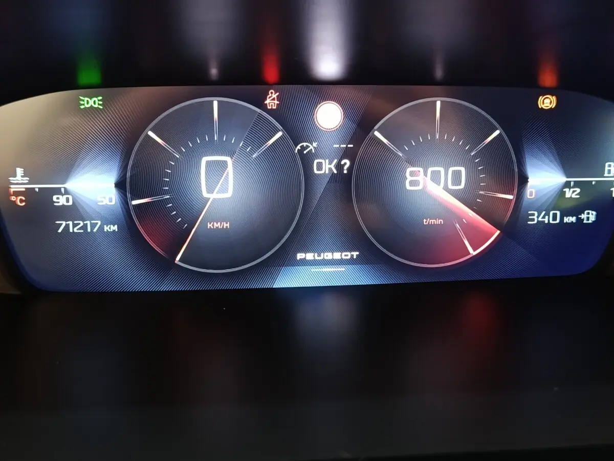 Tableau de bord numérique Peugeot 308 PureTech 130, affichage vitesse et compte-tours avec indicateurs lumineux.