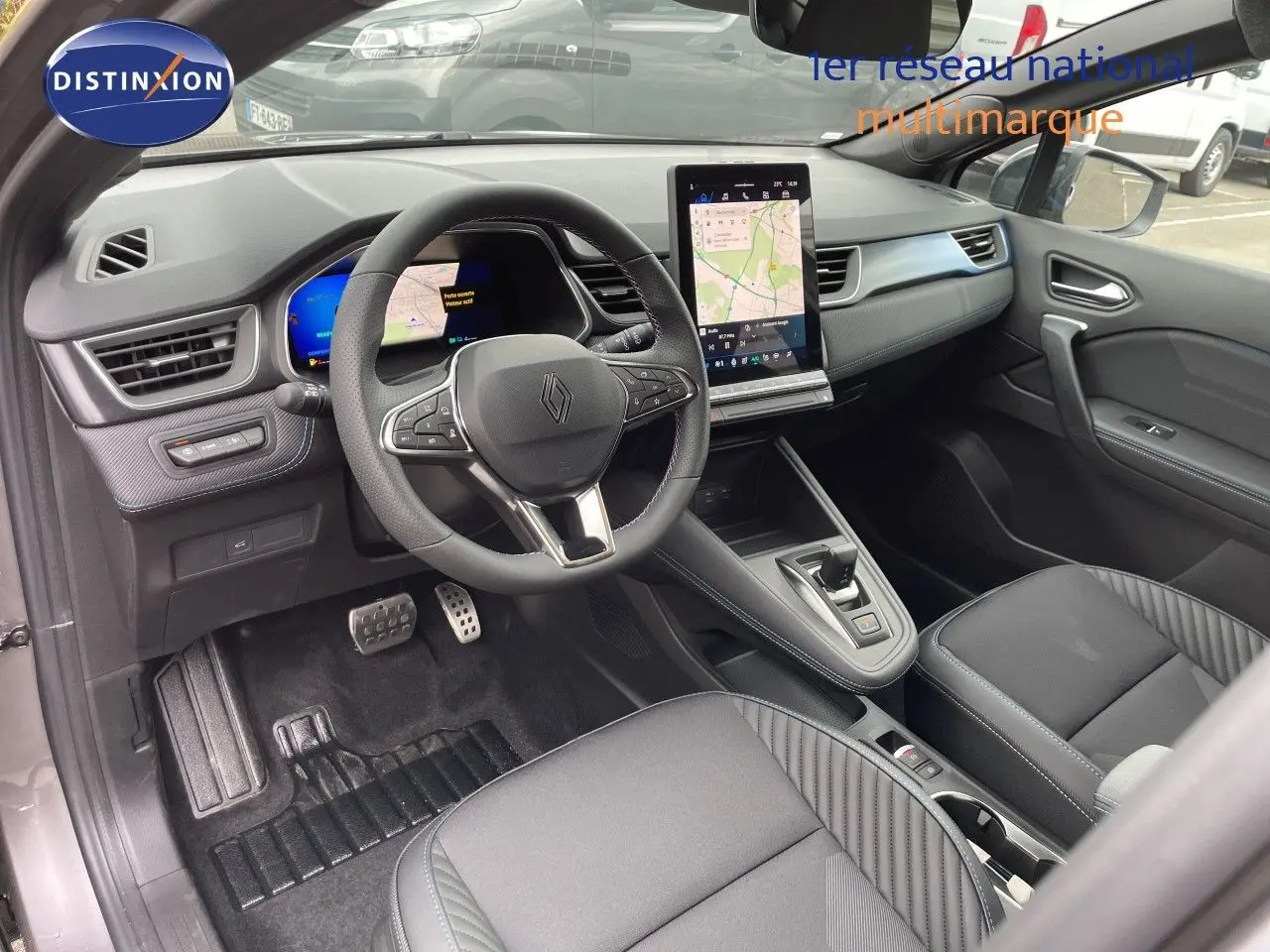 Vue intérieure côté conducteur de la Renault Symbioz 2026 gris cassiopée, avec tableau de bord digital et écran tactile vertical.