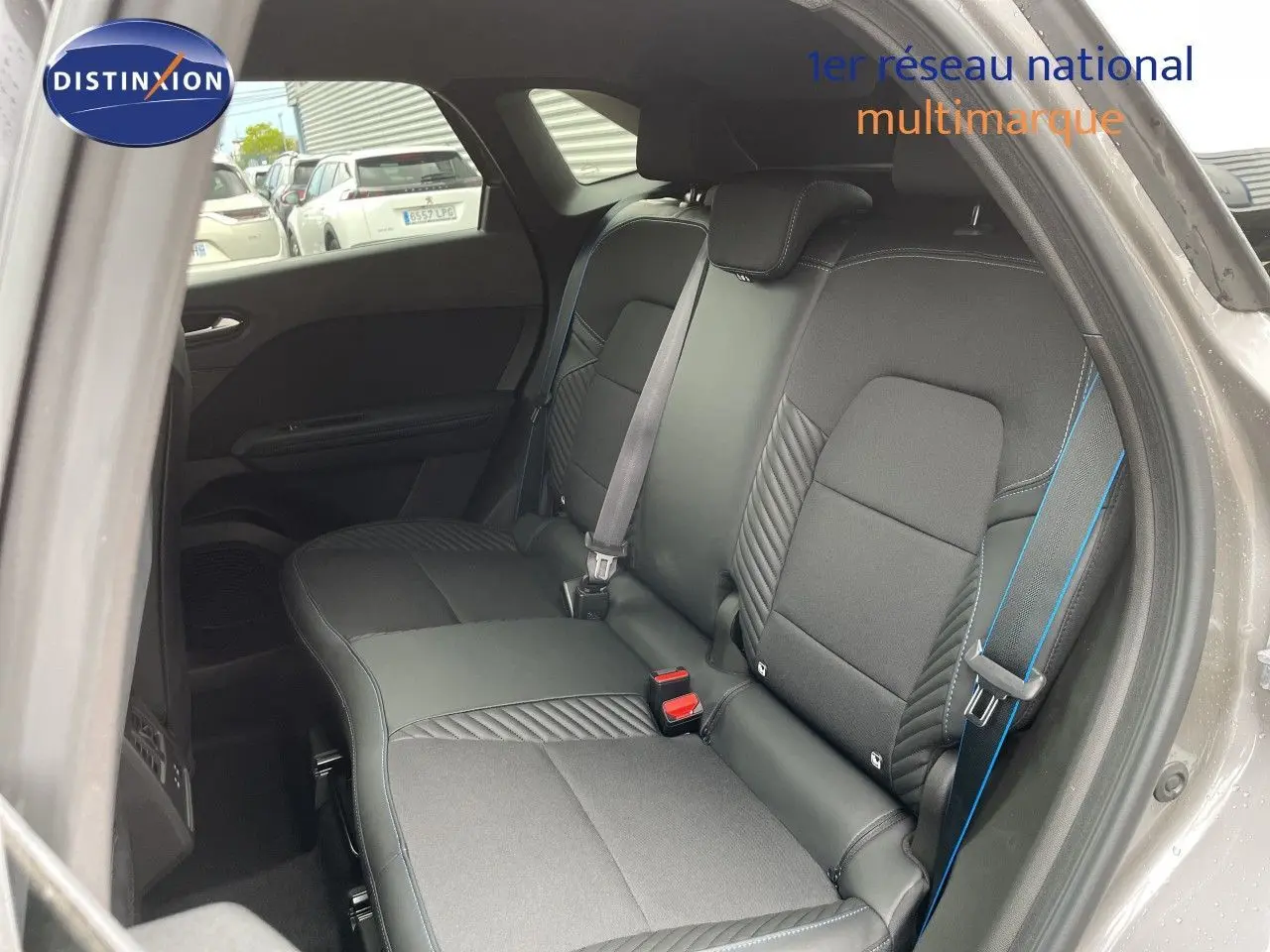Vue intérieure côté droit des sièges arrière en tissu noir avec surpiqûres bleues du Renault Symbioz gris cassiopée métal.