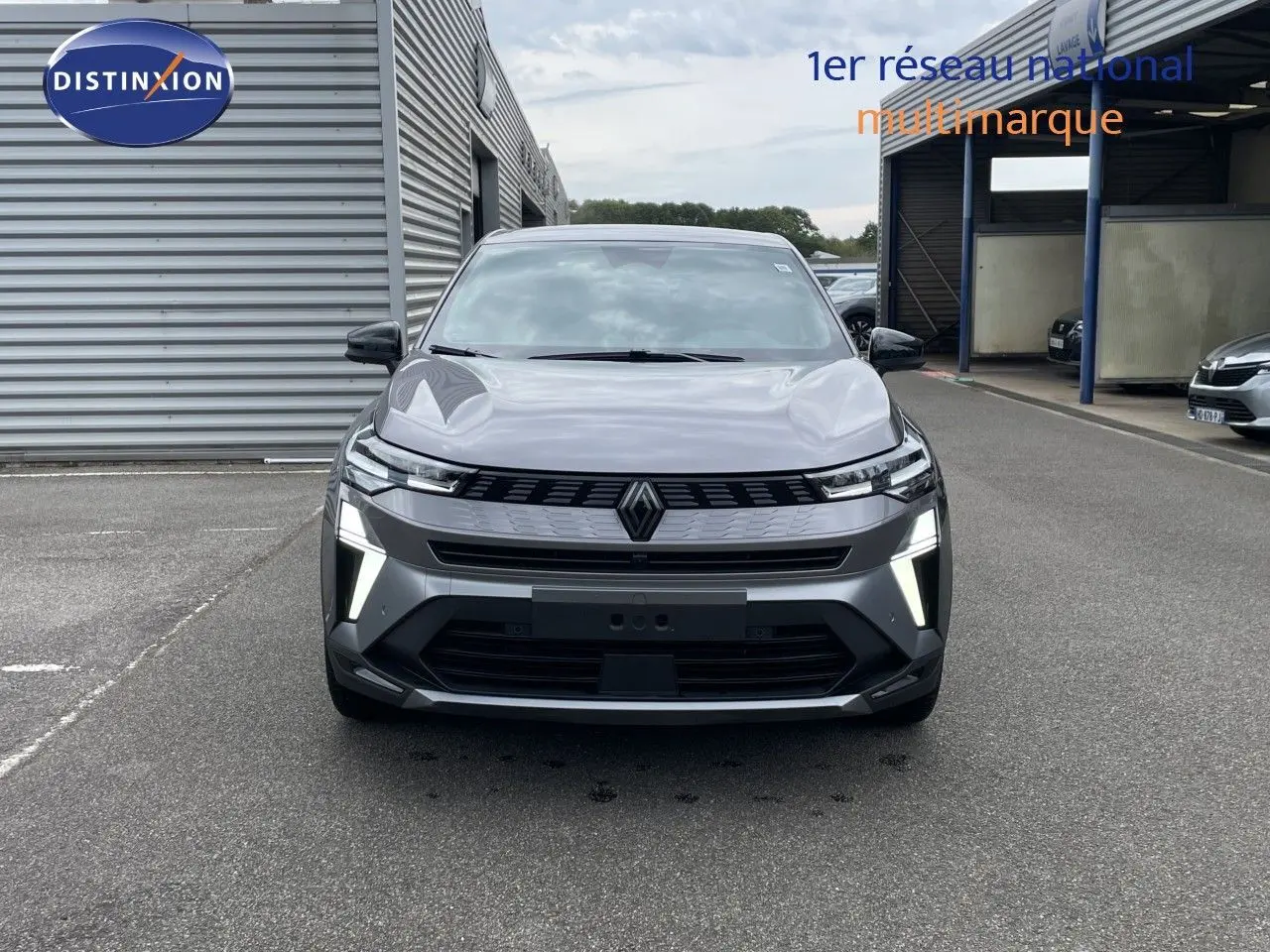 Vue frontale d'une Renault Symbioz gris cassiopée métal avec éclairage LED distinctif allumé.