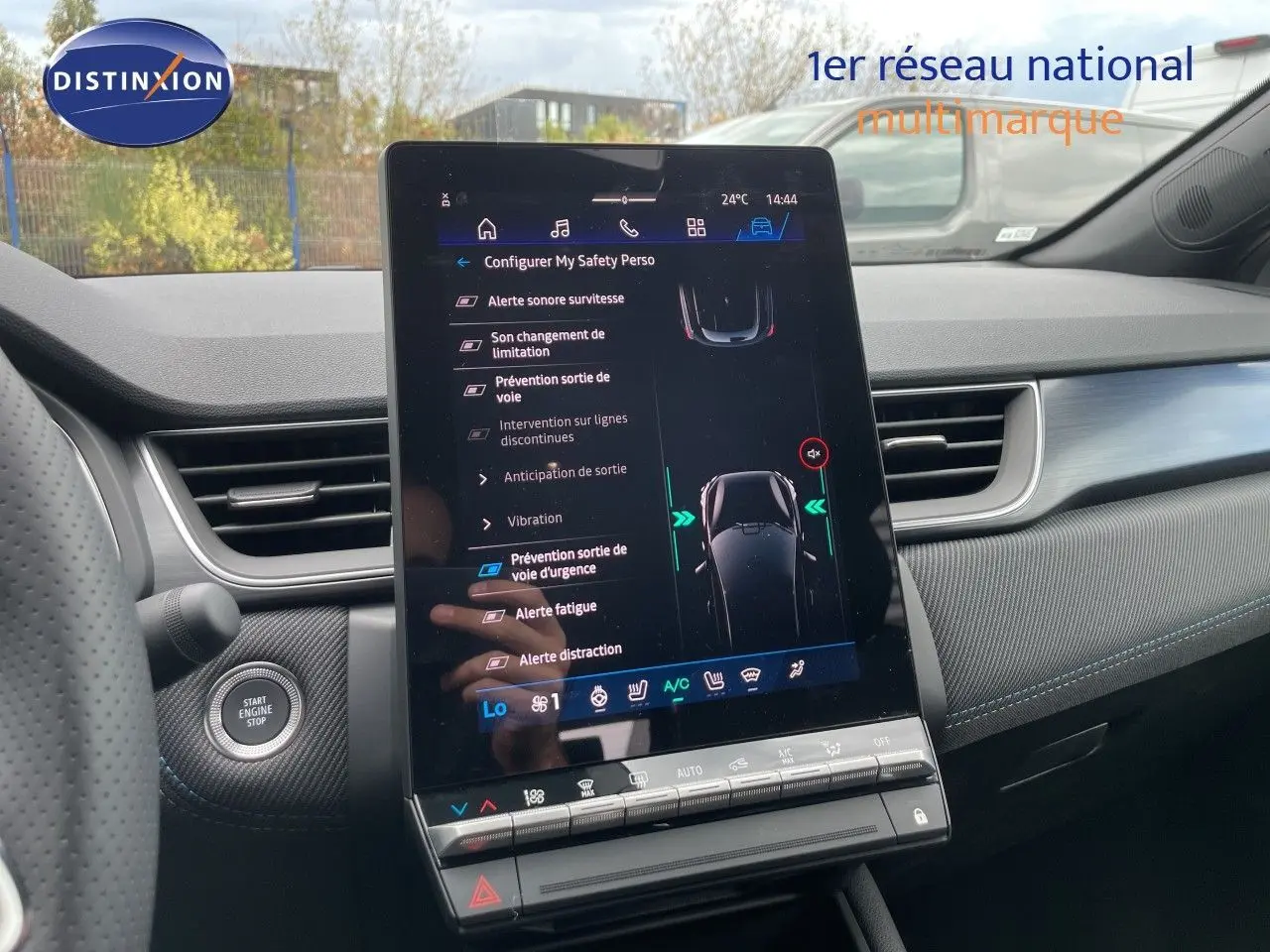 Vue intérieure centrée sur l'écran tactile vertical du tableau de bord du Renault Symbioz gris cassiopée, avec détails des alertes de sécurité.