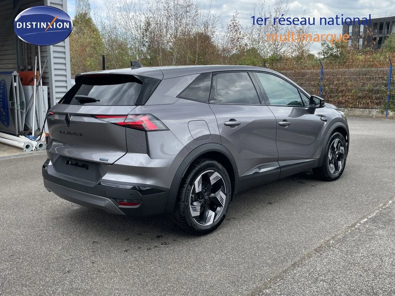 Vue 3/4 arrière droite du Renault SYMBIOZ gris cassiopée métal avec feux arrière LED et jantes stylisées.