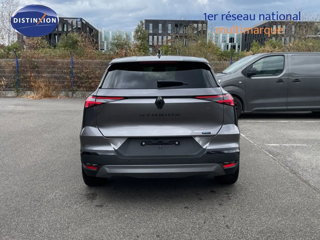 Vue arrière d'une Renault Symbioz gris cassiopée métal 2026, avec feux LED fins et logo central noir.